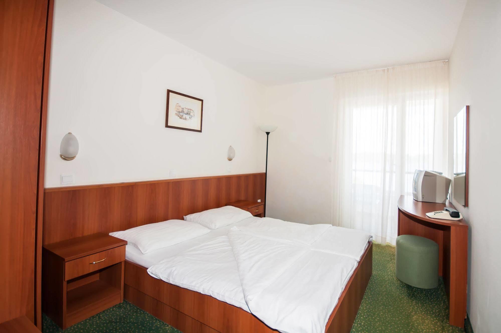 Hotel Lavanda Bozava Bagian luar foto